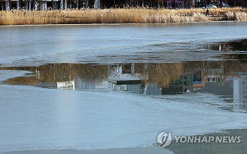'겨울 녹는다'(대구=연합뉴스) 김현태 기자 = 16일 오후 대구의 낮 기온이 13도를 웃돈 가운데 대구 수성못의 얼음이 녹고 있다. 2026.1.16 mtkht@yna.co.kr