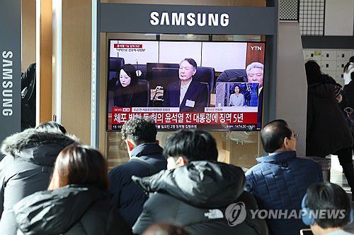 생중계되는 윤석열 전 대통령 '체포방해' 1심 선고(서울=연합뉴스) 류영석 기자 = 16일 서울역 대합실에서 고위공직자범죄수사처(공수처) 체포 방해 등 혐의로 기소된 윤석열 전 대통령에 대한 1심 선고 공판이 TV를 통해 생중계되고 있다.     이날 재판부는 윤 전 대통령에 징역 5년을 선고했다. 2026.1.16 ondol@yna.co.kr