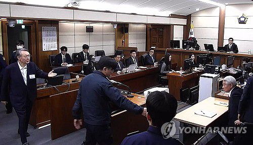 윤석열 '체포 방해' 등 1심 선고 공판 출석(서울=연합뉴스) 윤석열 전 대통령이 16일 서초구 서울중앙지방법원에서 열린 특수공무집행방해, 범인도피교사, 직권남용 권리행사방해 혐의 등 사건에 대한 1심 선고 공판에 출석하고 있다.      이날 재판부는 윤 전 대통령에 징역 5년을 선고했다. 2026.1.16 [서울중앙지법 제공. 재판매 및 DB 금지] photo@yna.co.kr