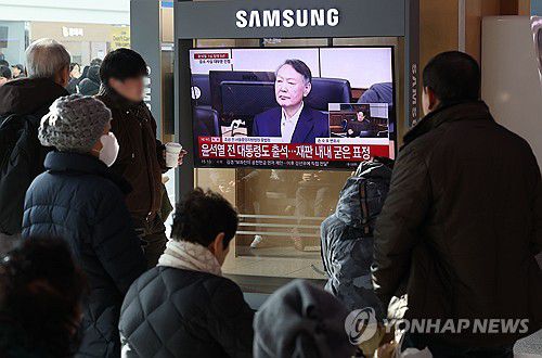 윤석열 전 대통령 1심 선고 생중계 보는 시민들(서울=연합뉴스) 류영석 기자 = 16일 서울역 대합실에서 시민들이 고위공직자범죄수사처(공수처) 체포 방해 등 혐의로 기소된 윤석열 전 대통령에 대한 1심 선고 공판 생중계를 보고 있다.     이날 재판부는 윤 전 대통령에 징역 5년을 선고했다. 2026.1.16 ondol@yna.co.kr