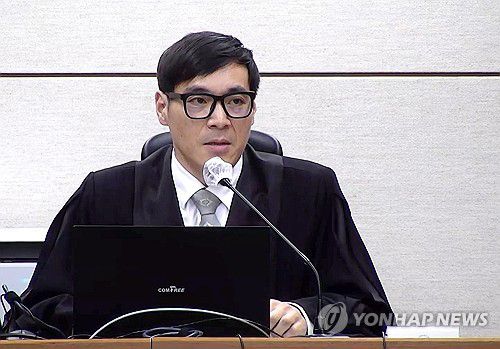 윤석열 '체포 방해' 등 1심 징역 5년 선고(서울=연합뉴스) 서울중앙지법 형사합의35부 백대현 부장판사가 16일 서울 서초구 서울중앙지법에서 열린 윤석열 전 대통령에 대한 특수공무집행방해, 범인도피교사, 직권남용 권리행사방해 혐의 등 사건에 대한 1심 선고 공판에서 윤 대통령에게 징역 5년을 선고하고 있다. 2026.1.16 [서울중앙지법 제공. 재판매 및 DB 금지] photo@yna.co.kr