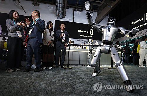 춤추는 하이센스의 로봇 (라스베이거스=연합뉴스) 김성민 기자 = CES 개막일인 6일(현지시간) 미국 네바다주 라스베이거스 컨벤션센터(LVCC) 중국 기업 하이센스 부스에서 '하이 로봇'이 춤을 추고 있다. 2026.1.7      ksm7976@yna.co.kr