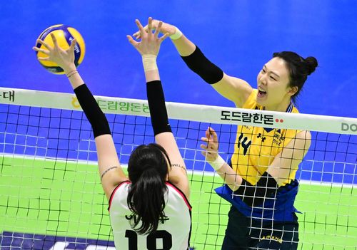 공격하는 현대건설의 양효진(오른쪽)[한국배구연맹 제공. 재판매 및 DB 금지]