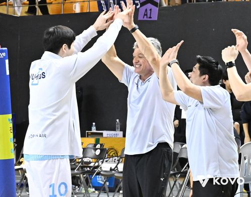 헤난 감독과 하이파이브 하는 대한항공의 정지석(왼쪽)[한국배구연맹 제공. 재판매 및 DB 금지]