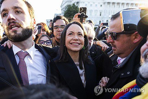 15일(현지기간) 지지자에 둘러싸인 마차도[워싣턴 EPA=연합뉴스. 재판매 및 DB 금지]