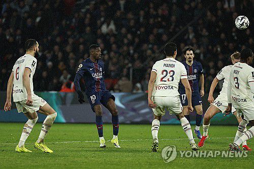 상대 밀집 수비를 뚫고 두 번째 골을 넣는 PSG 뎀벨레(왼쪽에서 두 번째).[EPA=연합뉴스]