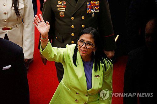 15일(현지시간) 국정연설을 위해 베네수엘라 국회 찾은 델시 로드리게스 임시 대통령[카라카스 로이터=연합뉴스. 재판매 및 DB 금지]