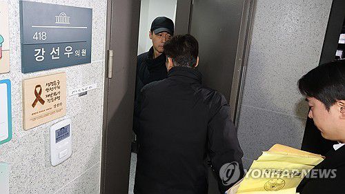 경찰, '공천 헌금 의혹' 강선우 의원실 압수수색(서울=연합뉴스) 이동해 기자 = '공천헌금 의혹'에 연루된 강선우 무소속 의원과 관련해 경찰이 첫 강제수사에 착수한 11일 국회 의원회관 내 강 의원 사무실에 경찰 관계자들이 들어서고 있다. 2026.1.11 eastsea@yna.co.kr