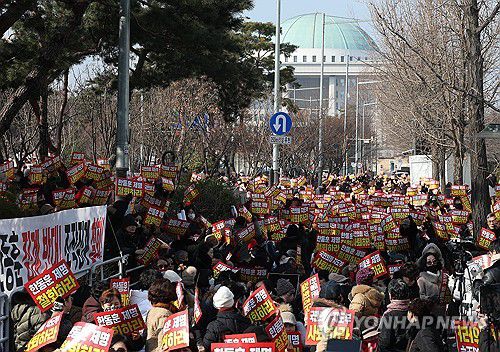 국회 앞에서 열린 한동훈 전 대표 제명 취소 촉구 집회(서울=연합뉴스) 김성민 기자 = 17일 서울 영등포구 국회 인근에서 열린 국민의힘 한동훈 전 대표의 제명 취소 촉구 집회에서 참가자들이 손팻말을 들고 있다. 2026.1.17 ksm7976@yna.co.kr