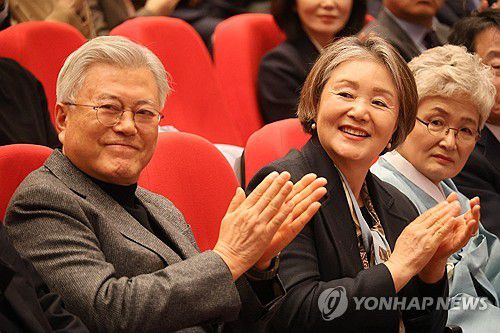 대전 찾은 문재인 전 대통령 내외(대전=연합뉴스) 이주형 기자 = 문재인 전 대통령 내외가 17일 대전 서구 배재대 21세기관에서 열린 김한수 전 배재대 부총장의 '교실을 교실답게' 출판기념회에 참석해 손뼉을 치고 있다. 2026.1.17 coolee@yna.co.kr