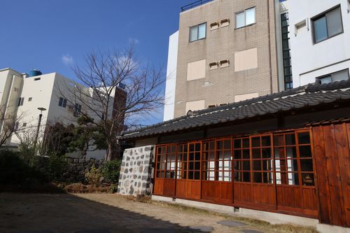 현대식 건물 사이 위치한 제주시 일도동 고씨주택. 사진은 책방으로 변신한 밖거리.[연합뉴스 자료사진]