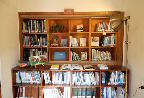 고씨주택 밖거리에 조성된 제주책방 내부[연합뉴스 자료사진]