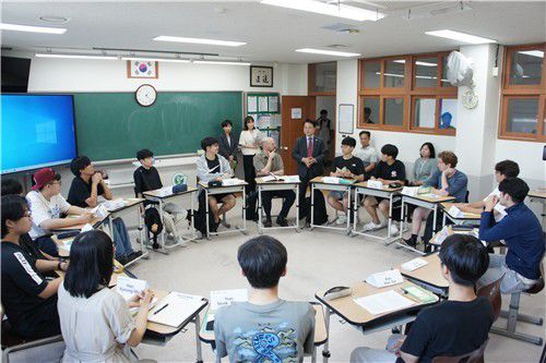 수업에 참관한 육동한 춘천시장[춘천시 제공.재판매 및 DB 금지]