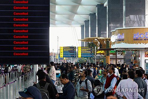 인도 인디고항공, 수천편 운항 취소 '대혼란'지난달 6일(현지시간) 인도 남부 벵갈루루 공항에서 인디고 항공의 운항이 줄줄이 취소됐다는 전광판 표시를 승객들이 바라보고 있다. [로이터 연합뉴스 자료사진. 재판매 및 DB 금지]