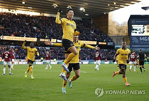 골세리머니를 펼치는 황희찬[로이터=연합뉴스 자료사진]