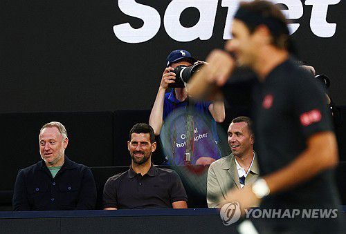 17일 페더러의 시범 경기를 관전하는 조코비치[로이터=연합뉴스]