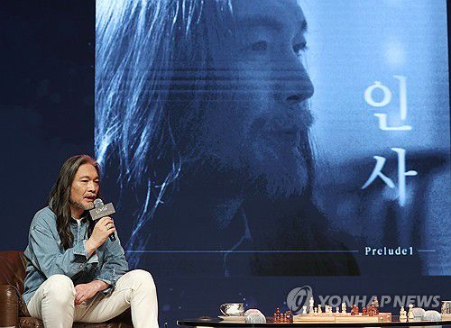 데뷔 40주년 맞은 임재범(서울=연합뉴스) 이재희 기자 = 가수 임재범이 17일 서울 강남구 일지아트홀에서 열린 데뷔 40주년 기념 전국 투어 및 8집 선공개 기자간담회에서 인사말을 하고 있다. 2025.9.17 scape@yna.co.kr