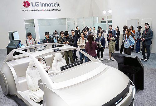 LG이노텍, CES 2026 모빌리티 전시관 운영(서울=연합뉴스) LG이노텍이 세계 최대 가전·정보기술(IT) 전시회 CES 2026에서 인공지능 정의 차량(AIDV) 시대를 이끌 모빌리티 혁신 설루션을 선보인다고 6일 밝혔다. 사진은 CES 2026 LG이노텍 모빌리티 전시관. 2026.1.6 [LG이노텍 제공. 재판매 및 DB 금지] photo@yna.co.kr