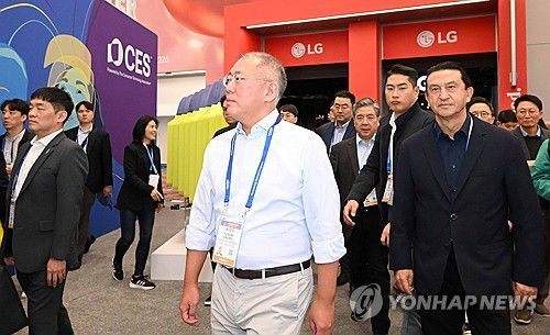 CES 2026 둘러보는 정의선 회장과 호세 무뇨스 대표정의선 현대차그룹 회장과 호세 무뇨스 현대자동차 대표가 1월 6일(현지시간) 미국 네바다주 라스베이거스 LVCC에서 열린 세계 최대 가전·정보기술(IT) 전시회 'CES 2026'를 둘러보고 있다. [연합뉴스 자료사진]