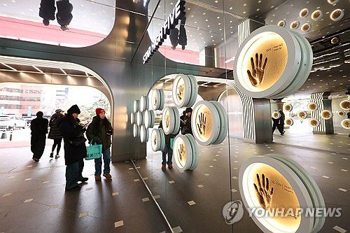 새단장한 롯데면세점 명동 '스타에비뉴'(서울=연합뉴스) 진연수 기자 = 12일 서울 중구 롯데면세점 명동본점 스타에비뉴를 찾은 관광객들이 공간을 둘러보고 있다.      롯데면세점이 외국인 관광객 유치를 확대하기 위해 새롭게 단장한 체험형 문화공간 '스타에비뉴'는 하이파이브 존, 대형 미디어 월, 체험존 등 3개 구역으로 구성됐다. 2026.1.12 jin90@yna.co.kr