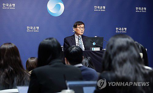 이창용 한은 총재, 통화정책방향 기자간담회 발언(서울=연합뉴스) 이진욱 기자 = 이창용 한국은행 총재가 15일 서울 중구 한국은행에서 열린 통화정책방향 기자간담회에서 발언하고 있다.      한국은행 금융통화위원회는 이날 기준금리를 연 2.50%로 5연속 동결했다. 2026.1.15 [공동취재] cityboy@yna.co.kr