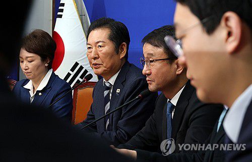 정청래 대표, 최고위 모두발언(서울=연합뉴스) 이동해 기자 = 더불어민주당 정청래 대표가 16일 국회에서 열린 최고위원회의에서 모두발언을 하고 있다. 2026.1.16 eastsea@yna.co.kr