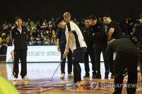 농구장에서 골프(서울=연합뉴스) 박동주 기자 = 18일 서울 잠실실내체육관에서 열린 2025-2026 LG전자 프로농구 올스타전 팀 브라운과 팀 코니의 경기.     이정현이 퍼팅 게임을 하고 있다. 2026.1.18 pdj6635@yna.co.kr