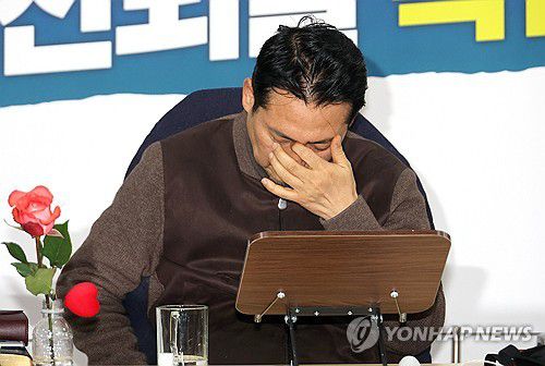 국민의힘 장동혁 대표, 단식투쟁 4일차(서울=연합뉴스) 배재만 기자 = 국민의힘 장동혁 대표가 18일 국회 로텐더홀에서 더불어민주당에 통일교·공천헌금 '쌍특검' 수용을 요구하며 나흘째 단식을 이어가고 있다. 2026.1.18 scoop@yna.co.kr