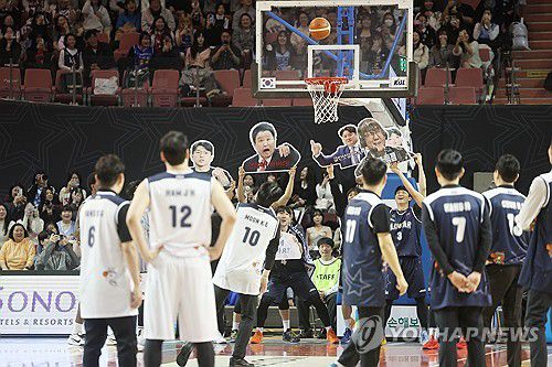 감독들이 직접 뛰는 경기(서울=연합뉴스) 박동주 기자 = 18일 서울 잠실실내체육관에서 열린 2025-2026 LG전자 프로농구 올스타전 팀 브라운과 팀 코니의 경기.     각 팀 감독들이 경기를 펼치고 있다. 2026.1.18 pdj6635@yna.co.kr