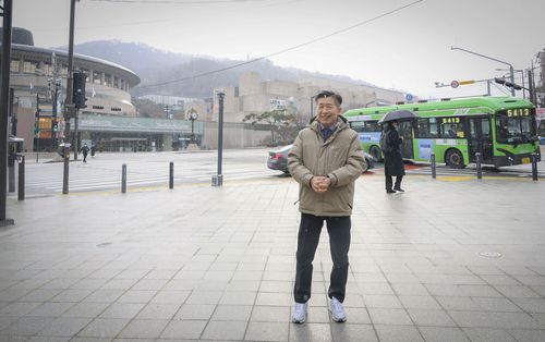 교통섬을 철거하고 새단장한 예술의 전당 건너편을 둘러보는 전성수 구청장[서초구 제공. 재판매 및 DB 금지]