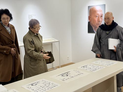 '우리 곁에 법정스님 - 붓장난' 전시(서울=연합뉴스) 고미혜 기자 = 사단법인 맑고향기롭게가 19일 서울 성북구 스페이스 수퍼노말에서 연 '우리 곁에 법정스님 - 붓장난' 기획전에서 길상사 주지 덕조스님(오른쪽)과 신자들이 법정스님의 글씨를 감상하고 있다. 2026.1.19.