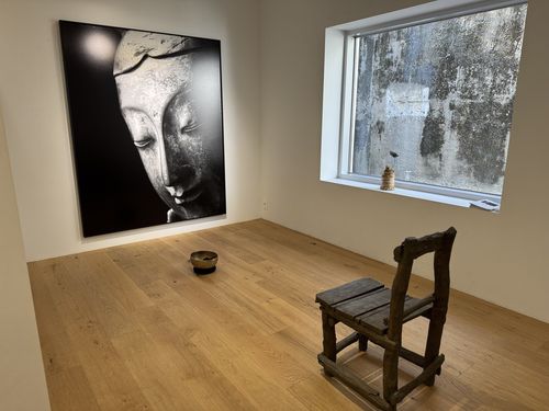 법정스님 의자와 반가사유상(서울=연합뉴스) 고미혜 기자 = 사단법인 맑고향기롭게가 19일 서울 성북구 스페이스 수퍼노말에서 연 '우리 곁에 법정스님 - 붓장난' 기획전에서 사진작가 준초이가 법정스님 의자와 반가사유상 사진으로 꾸민 '침묵의 방'. 2026.1.19.