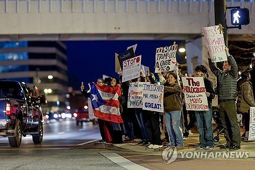 트럼프 행정부의 불법체류자 단속에 항의하는 시위[EPA 연합뉴스 자료사진]