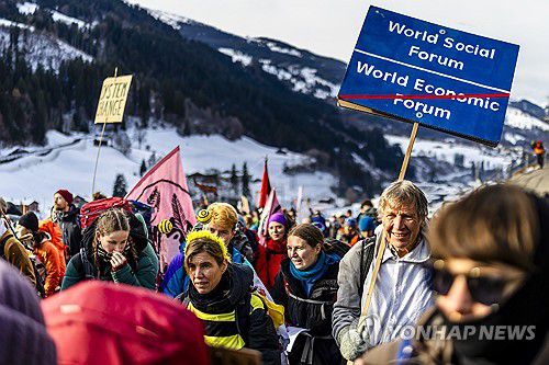 다보스포럼 반대 시위[EPA 연합뉴스 자료사진. 재판매 및 DB 금지]