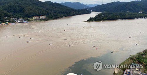 의암호 실종자 수색(춘천=연합뉴스) 2020년 8월 8일 강원 춘천시 남이섬 인근 북한강에서 의암호 전복 선박 실종자를 찾기 위해 보트가 수색을 하고 있다. [연합뉴스 자료사진]