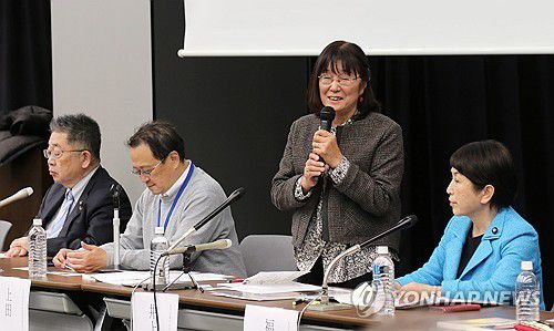 "조세이탄광 조선인 유골, 한국에 돌아가길 바랍니다"(도쿄=연합뉴스) 박상현 특파원 = 일본 시민단체인 '조세이 탄광 수몰사고를 역사에 새기는 모임'의 이노우에 요코 공동대표가 28일 도쿄 참의원(상원) 의원회관에서 열린 기자회견에서 인사말을 하고 있다. 이노우에 대표는 1942년 탄광 수몰 사고로 숨진 조선인들의 유골을 발굴해 한국에 돌려주고 싶다고 말했다. 2025.2.28 psh59@yna.co.kr