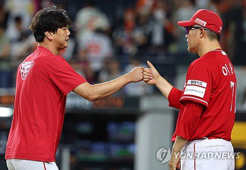 김광현 격려하는 이숭용 감독(대전=연합뉴스) 김도훈 기자 = 26일 대전 한화생명 볼파크에서 프로야구 2025 신한 SOL 뱅크 KBO리그 SSG 랜더스와 한화 이글스 경기에서 9-3 승리를 거둔 SSG 이숭용 감독이 선발 김광현을 격려하고 있다.     이날 김광현은 6이닝 2실점을 기록하며 팀의 9-3 승리를 이끌며, 류현진과의 첫 선발 맞대결에서 승리를 거두었다. 2025.7.26 superdoo82@yna.co.kr