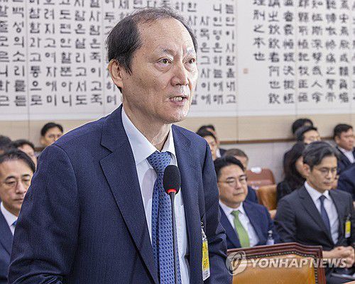 증인선서 거부 이유 밝히는 이완규 전 법제처장(서울=연합뉴스) 황광모 기자 = 이완규 전 법제처장이 27일 서울 여의도 국회 법제사법위원회에서 열린 2025년 국정감사에 출석해 증인 선서를 거부한 뒤 그 이유를 밝히고 있다. 2025.10.27 hkmpooh@yna.co.kr