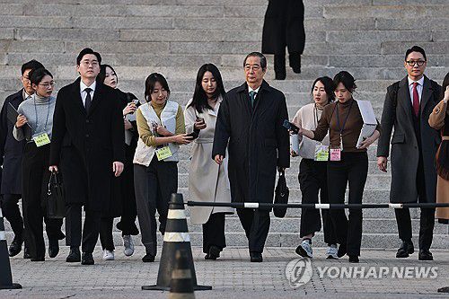 결심 공판 마친 한덕수(서울=연합뉴스) 임화영 기자 = 내란 우두머리 방조 혐의를 받는 한덕수 전 국무총리가 26일 서울 서초구 서울중앙지법에서 열린 1심 결심 공판을 마친 뒤 청사를 떠나고 있다.     12·3 비상계엄 관련 내란 혐의를 수사하는 조은석 내란특별검사팀은 이날 한덕수 전 국무총리에게 징역 15년을 선고해달라고 재판부에 요청했다. 2025.11.26 [공동취재] hwayoung7@yna.co.kr