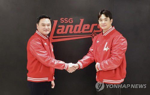 프로야구 SSG, 김재환과 2년 총액 22억원에 계약(서울=연합뉴스) 프로야구 SSG 랜더스는 5일 김재환을 계약기간 2년, 총액 22억원에 다년계약 맺었다고 밝혔다.     사진은 계약 후 김재섭 SSG 랜더스 대표이사와 악수하는 김재환. 2025.12.5 [SSG 랜더스 제공. 재판매 및 DB 금지] photo@yna.co.kr