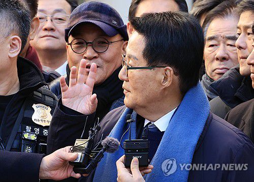 손 흔들며 법원 나서는 박지원 의원(서울=연합뉴스) 최재구 기자 = 2020년 서해에서 발생한 공무원 피격 사건을 은폐하려 한 혐의로 재판에 넘겨진 박지원 전 국가정보원장이 26일 서울 서초구 중앙지법에서 무죄를 선고받은 후 법원을 나서며 지지자들에게 인사하고 있다. 2025.12.26 jjaeck9@yna.co.kr