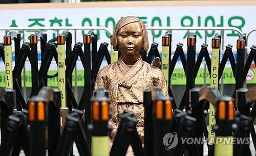 위안부 합의 10년, 옛 일본대사관 앞 소녀상(서울=연합뉴스) 류영석 기자 = 2015년 한일 일본군 '위안부' 합의 10주년을 맞은 28일 서울 종로구 옛 일본 대사관 앞 평화의 소녀상 모습.     지난 2015년 12월 28일 박근혜 정부와 일본 아베 신조 내각이 맺은 한일 합의는 일본 정부가 위안부 피해자를 위한 재단 설립에 10억엔을 출연하고 아베 총리가 사죄를 표명하며, 양국이 이 문제를 최종적·불가역적으로 해결하기로 확인한 내용을 담고 있다. 2025.12.28 ondol@yna.co.kr