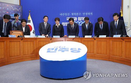 완전체로 인사하는 민주당 지도부(서울=연합뉴스) 황광모 기자 = 더불어민주당 정청래 대표와 한병도 원내대표, 최고위원들이 지난 12일 서울 여의도 국회에서 열린 최고위원회의에서 인사하고 있다. 왼쪽부터 박지원, 문정복, 강득구, 이언주 최고위원, 정 대표, 한 원내대표, 황명선, 이성윤 최고위원.  2026.1.12 hkmpooh@yna.co.kr