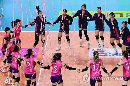 흥국생명 승리(인천=연합뉴스) 임순석 기자 = 14일 인천 삼산월드체육관에서 열린 프로배구 V리그 여자부 흥국생명과 한국도로공사의 경기. 세트스코어 3-1로 승리한 흥국생명 선수들이 기뻐하고 있다. 2026.1.14 soonseok02@yna.co.kr