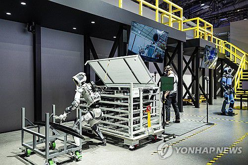 CES 2026서 공개된 보스턴다이내믹스 아틀라스, 해외 언론 관심(서울=연합뉴스) 해외 매체들이 현대차그룹과 그룹의 로봇 전문 계열사 보스턴다이내믹스가 최근 'CES 2026'에서 공개한 피지컬 AI 비전과 로봇 기술 경쟁력에 잇달아 호평했다고 18일 밝혔다. 사진은 CES 2026 현대차그룹 전시관에서 아틀라스가 자동차 부품을 옮기는 작업을 시연하는 모습. 2026.1.18 [현대자동차·기아 제공. 재판매 및 DB 금지] photo@yna.co.kr