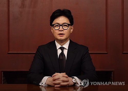 한동훈 '당게' 논란 공식 사과(서울=연합뉴스) 국민의힘 한동훈 전 대표가 지난 18일 페이스북에 자신에 대한 당의 징계 추진과 관련한 입장을 밝히는 영상을 올렸다. 한 전 대표는 "상황이 여기까지 오게 된 것에 대해서 국민 여러분과 당원들께 걱정을 끼쳐드린 점에 대해 당을 이끌던 책임 있는 정치인으로서 송구한 마음"이라고 밝혔다. 2026.1.19 [한동훈 페이스북 영상 캡처. 재판매 및 DB금지] photo@yna.co.kr