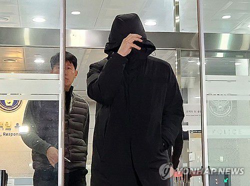 조사 마친 강선우 의원 전직 보좌관(서울=연합뉴스) 김준태 기자 = 무소속 강선우 의원의 전 보좌관 남모씨가 지난 18일 서울경찰청 마포청사에서 조사를 마친 뒤 건물을 나서고 있다. 2026.1.19 readiness@yna.co.kr