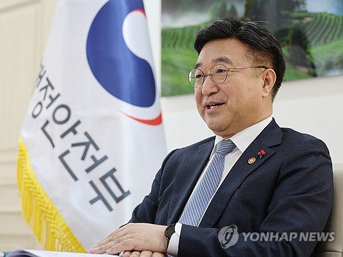 인터뷰하는 윤호중 행안장관(서울=연합뉴스) 서명곤 기자 = 윤호중 행정안전부 장관이 지난 16일 서울 종로구 정부서울청사에서 연합뉴스와 인터뷰를 하고 있다. 2026.1.19 seephoto@yna.co.kr