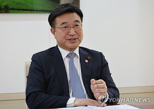 연합뉴스와 인터뷰하는 윤호중 행안장관(서울=연합뉴스) 서명곤 기자 = 윤호중 행정안전부 장관이 지난 16일 서울 종로구 정부서울청사에서 연합뉴스와 인터뷰를 하고 있다. 2026.1.19 seephoto@yna.co.kr