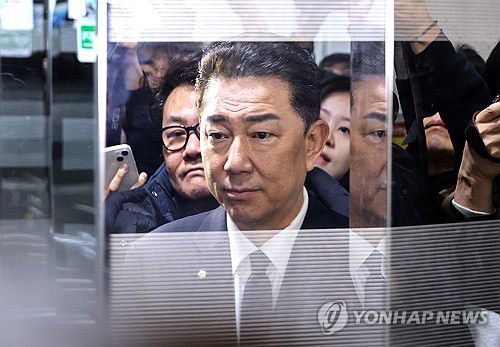 김병기, "재심 신청 않고 떠나겠다"(서울=연합뉴스) 배재만 기자 = 더불어민주당 김병기 의원이 19일 국회 소통관에서 윤리심판원의 제명 처분 결정 등 그간의 심경을 밝힌 뒤 엘리베이터를 타기 위해 기다리고 있다. 2026.1.19 scoop@yna.co.kr